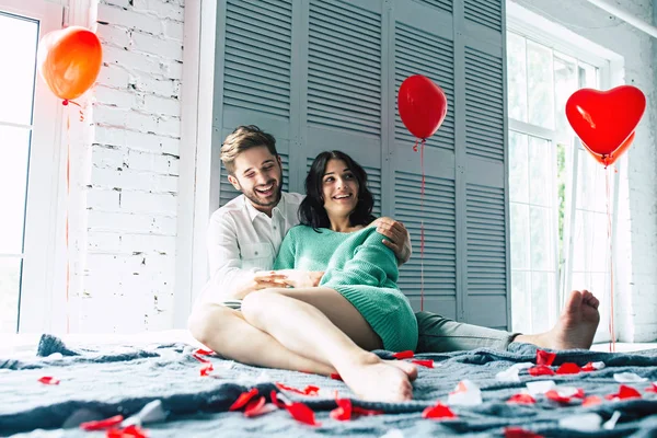 Genç çift katta yatak odasında sarılma