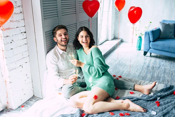 Junger Mann Und Frau Trinken Champagner Auf Dem Fußboden Schlafzimmer — Stockfoto