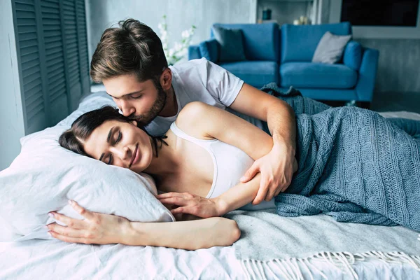 Young Heterosexual Couple Cuddling Bed — Stock Photo, Image