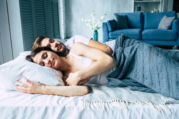 Genç heteroseksüel çift yatağa sarılma