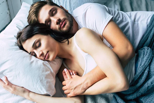 Young Heterosexual Couple Cuddling Bed — Stock Photo, Image