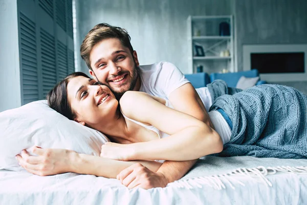 Young Heterosexual Couple Cuddling Bed — Stock Photo, Image