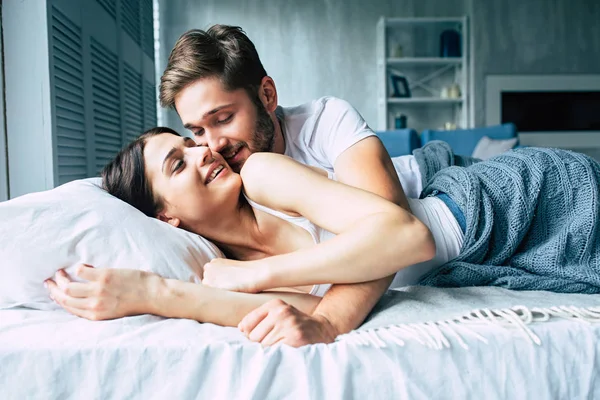 Young Heterosexual Couple Cuddling Bed — Stock Photo, Image