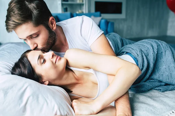 Young Heterosexual Couple Cuddling Bed — Stock Photo, Image