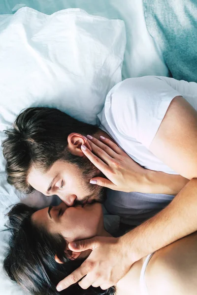 Young Heterosexual Couple Kissing Bed — Stock Photo, Image