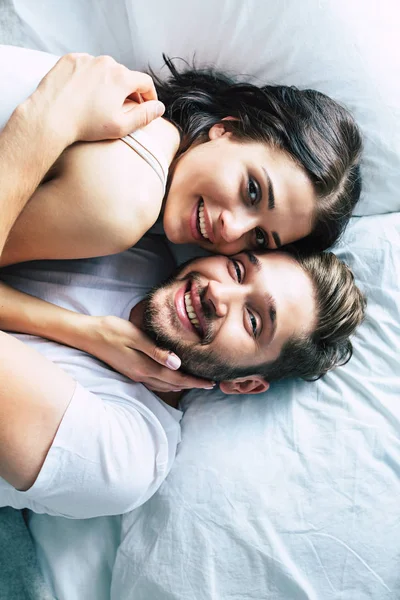 Young Heterosexual Couple Cuddling Bed — Stock Photo, Image