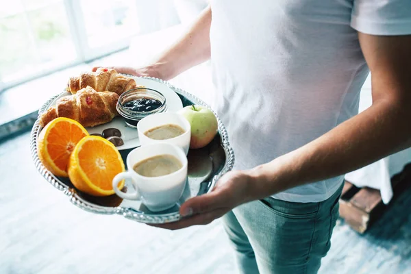 adam kadına yatakta kahvaltı yemek