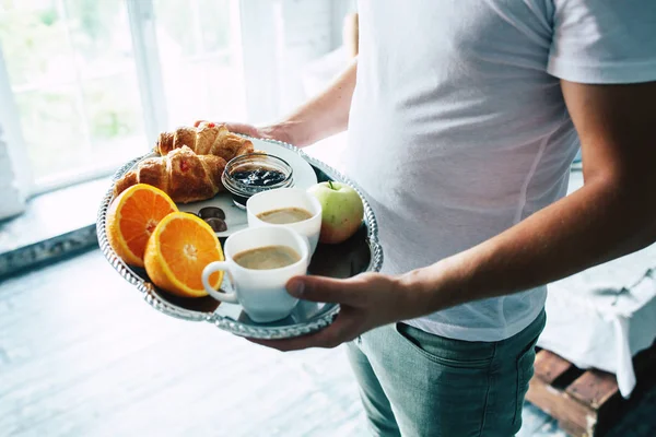adam kadına yatakta kahvaltı yemek