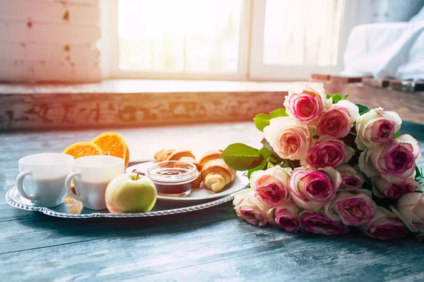 早餐和玫瑰花在木质表面的前视图 — 图库照片
