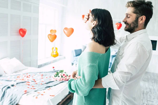 Genç adam kadın için sürpriz yapma