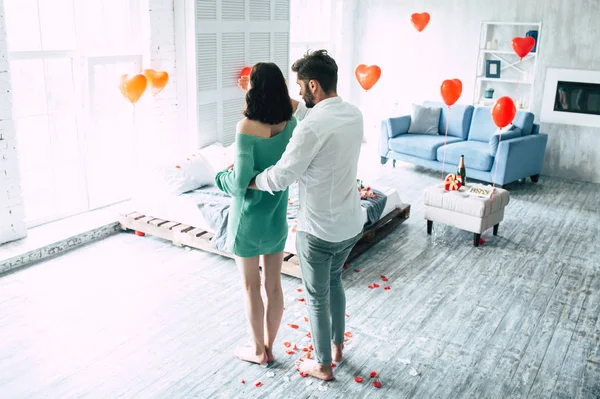 Genç adam kadın için sürpriz yapma