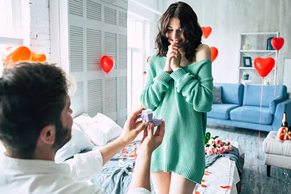 Genç adam ve kadın meşgul olmak