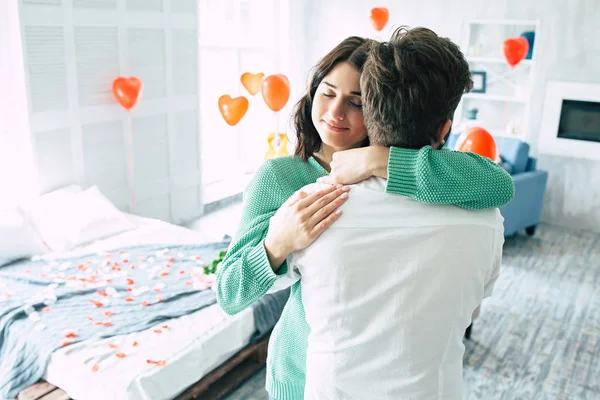 Genç kadın yatak odasında adam sarılma