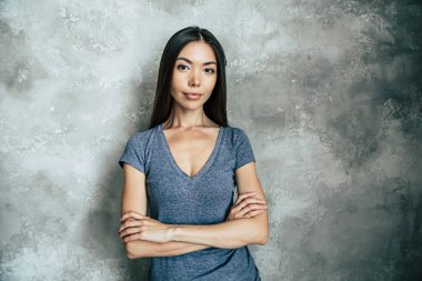 Asyalı bir çekici genç kadın uzun saçlı