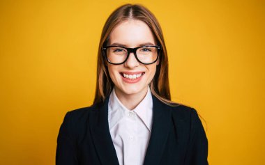 Şık iş kadını Studio poz