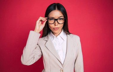 Güzel Asyalı işkadını Studio poz