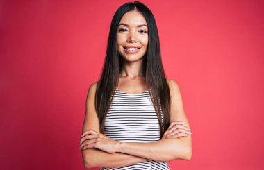 Asyalı bir çekici genç kadın uzun saçlı