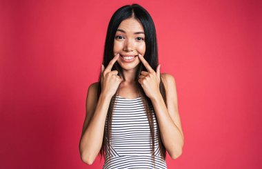 Asyalı bir çekici genç kadın uzun saçlı