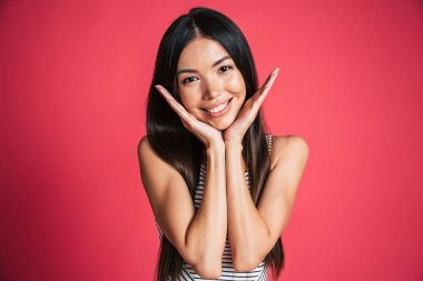 Asyalı bir çekici genç kadın uzun saçlı