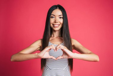 genç kadın stüdyoda poz