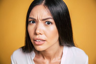 genç kadın stüdyoda poz