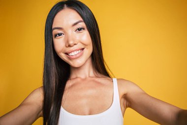 Asyalı bir çekici genç kadın uzun saçlı