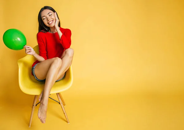 Linda Mujer Asiática Posando Estudio Sobre Fondo Amarillo Brillante —  Fotos de Stock