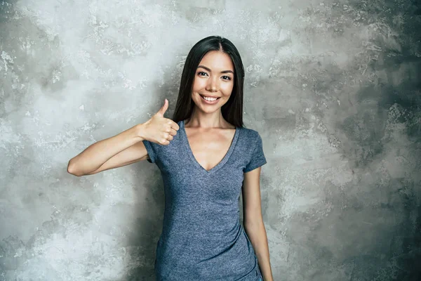 Мила Азіатська Жінка Показує Великі Пальці Вгору — стокове фото