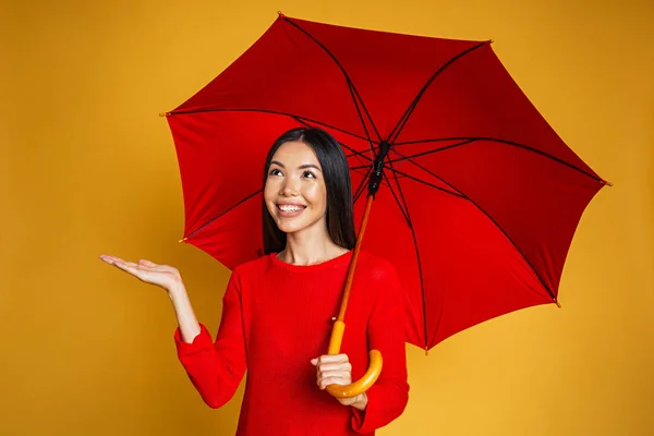 Cute Asian Kobieta Stwarzających Czerwony Parasol — Zdjęcie stockowe