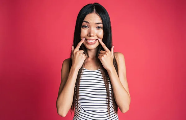 Młoda Atrakcyjna Kobieta Azjatyckich Długimi Włosami — Zdjęcie stockowe
