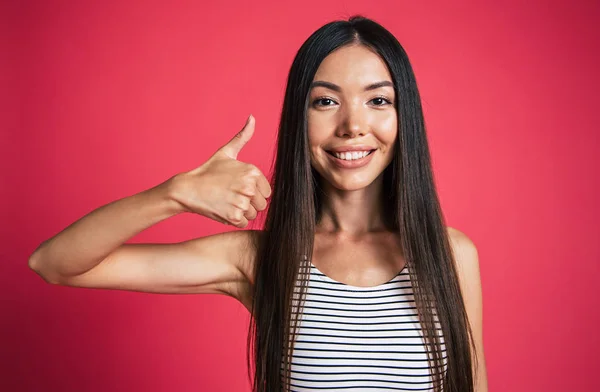 Cute Asian Kobieta Pokazuje Kciuk — Zdjęcie stockowe