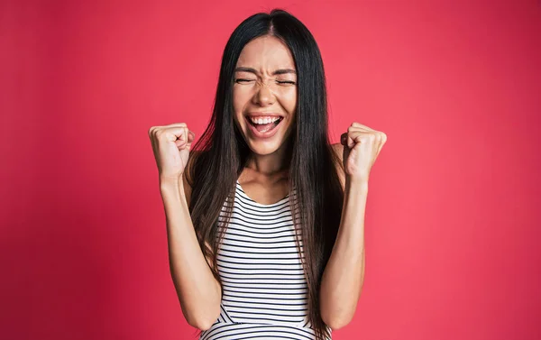 Щаслива Азіатська Жінка Позує Студії — стокове фото