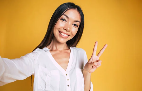 Joven Alegre Mostrando Signo Paz — Foto de Stock