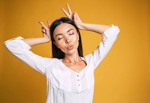 Radostné Asijské Žena Pózuje Studiu — Stock fotografie