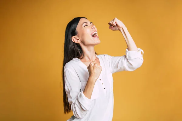 Feliz Mulher Asiática Posando Estúdio — Fotografia de Stock