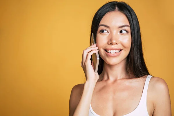 Πορτρέτο Του Ελκυστική Γυναίκα Της Ασίας Μιλάμε Για Κινητό Τηλέφωνο — Φωτογραφία Αρχείου