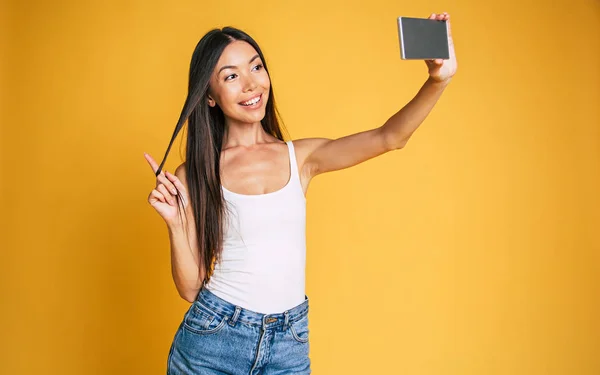 Mulher Asiática Tomando Selfie Fundo Amarelo — Fotografia de Stock