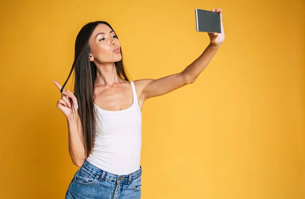 Mulher Asiática Tomando Selfie Fundo Amarelo — Fotografia de Stock