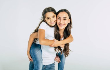 Beyaz arka plan üzerinde eğleniyor kızı ile Genç Anne 