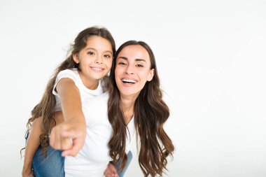 Beyaz arka plan üzerinde eğleniyor kızı ile Genç Anne 