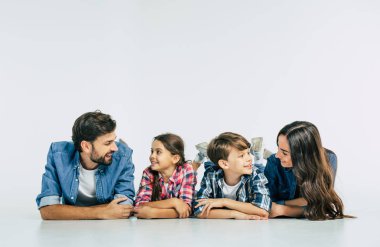 Genç mutlu aile üzerinde beyaz bakcground yalan