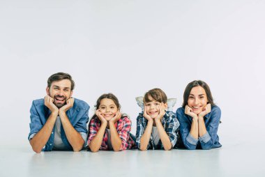 Genç mutlu aile üzerinde beyaz bakcground yalan