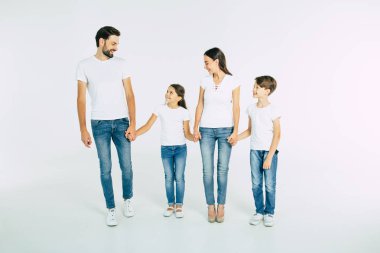 Oğlu ve kızı beyaz arka plan üzerinde beyaz ailenin genç grup portresi