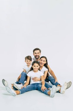 Oğlu ve kızı beyaz arka plan üzerinde beyaz ailenin genç grup portresi