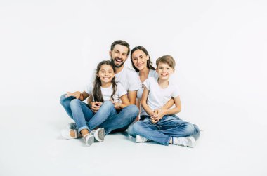 Oğlu ve kızı beyaz arka plan üzerinde beyaz ailenin genç grup portresi