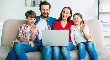 Dizüstü bilgisayar kullanarak ve evde vakit genç Aile