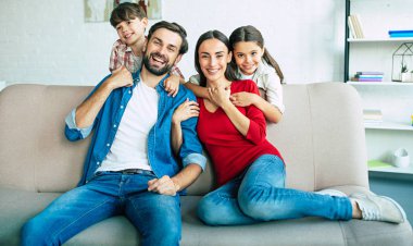 Genç aile evde mutlu zaman harcama 
