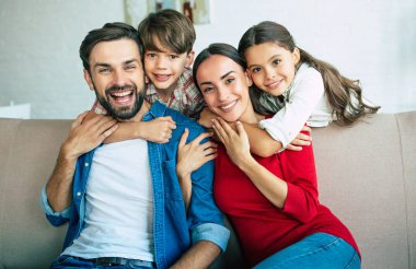 Genç aile evde mutlu zaman harcama 