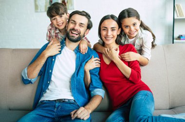 Genç aile evde mutlu zaman harcama 