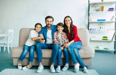 Genç aile evde mutlu zaman harcama 